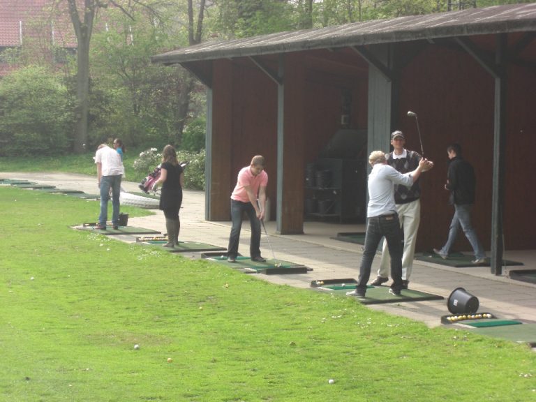 14 Schülerinnen und Schüler spielen Golf